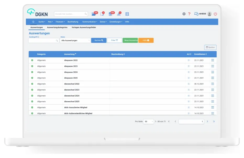 Cloudbasierte Mitgliederverwaltung der DGKN mit der Liste der Auswertungen auf einem Laptop